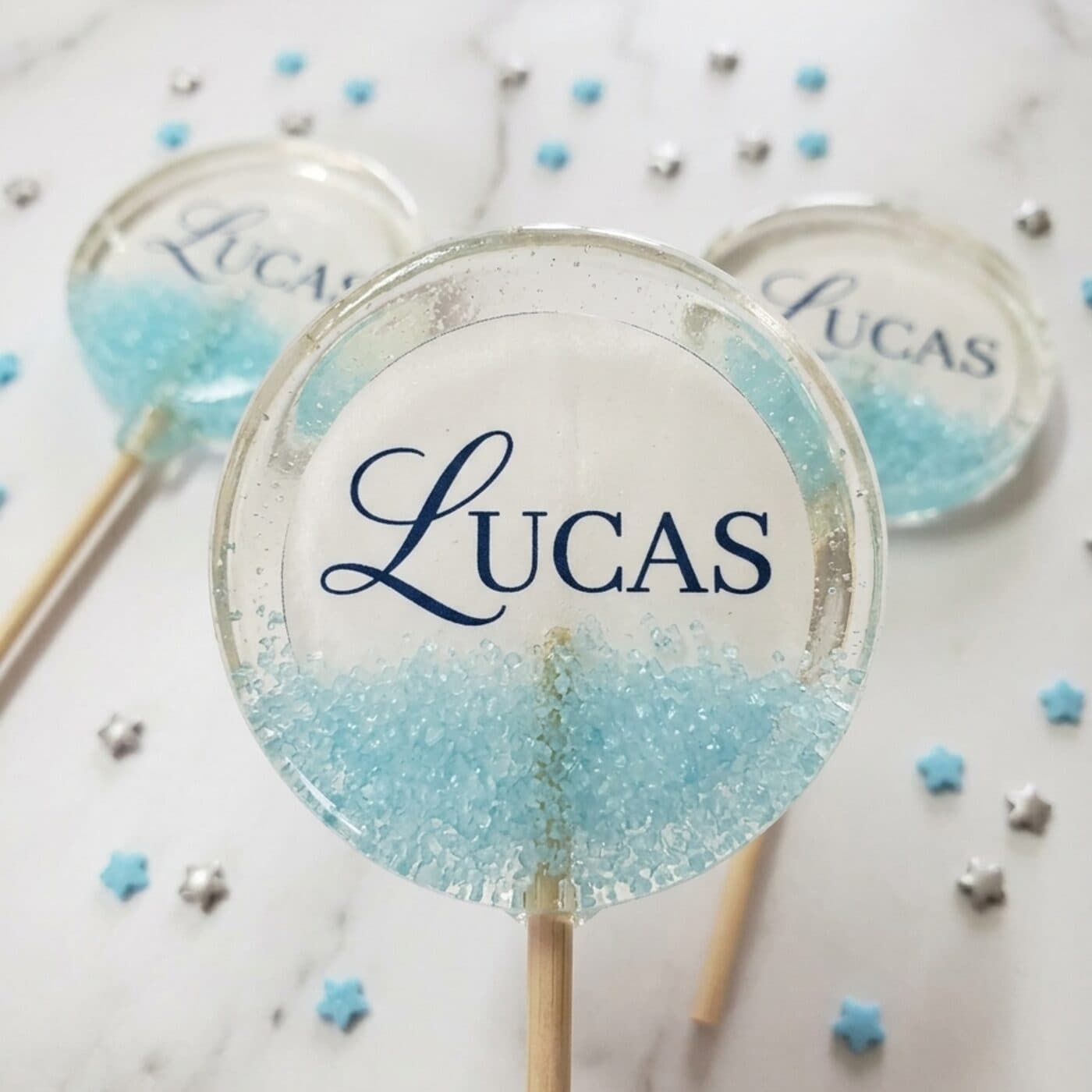 Pirulito personalizado com nome, cristais de açúcar azuis — JUST! Amor e Sabor